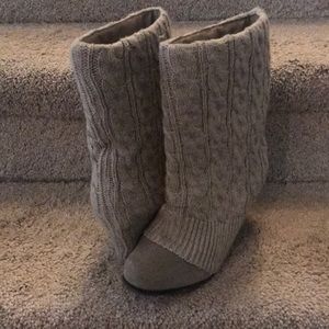 Beige sweater boots with heel